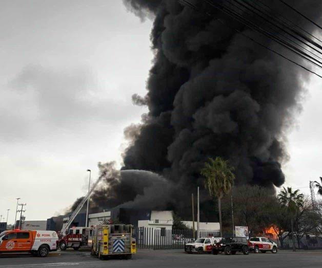 Arde fábrica de plásticos en Apodaca, Nuevo León Arde fábrica de plásticos en Apodaca, Nuevo León