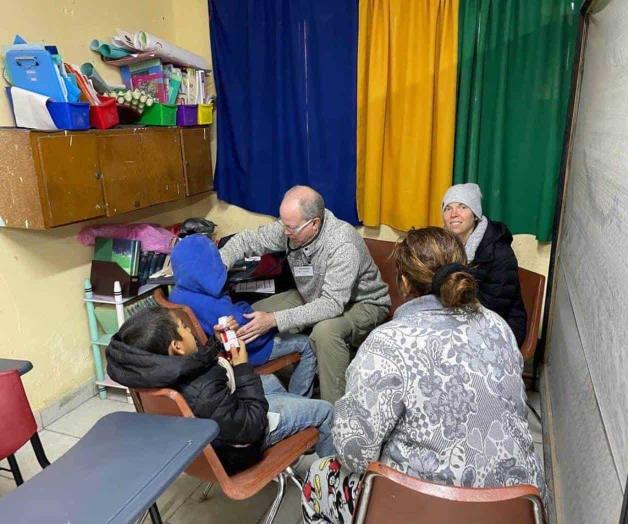 Llevan brigada médica a estudiantes de primaria Llevan brigada médica a estudiantes de primaria