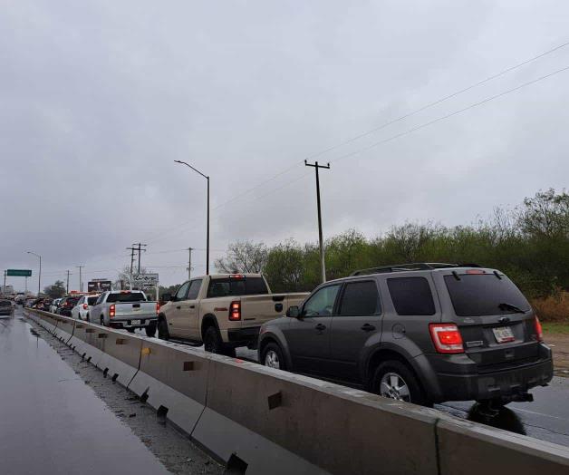 Tardan hasta dos horas para cruzar a Hidalgo