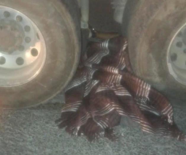 Conductor de tráiler atropella a hombre mientras dormía en llantas de camión