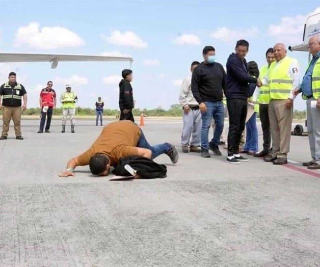 Denuncian deportados que fueron esposados