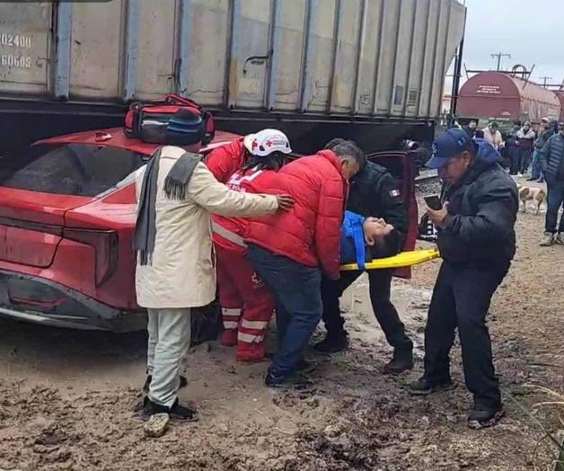 Tren arrastra vehículo en centro de Reynosa Tren arrastra vehículo en centro de Reynosa