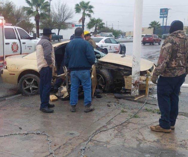 Destrozan Mustang contra un anuncio Destrozan Mustang contra un anuncio