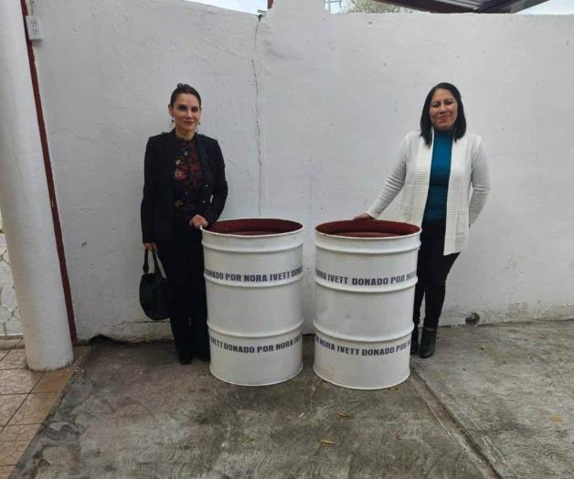 Entregan contenedores de basura a escuelas Entregan contenedores de basura a escuelas