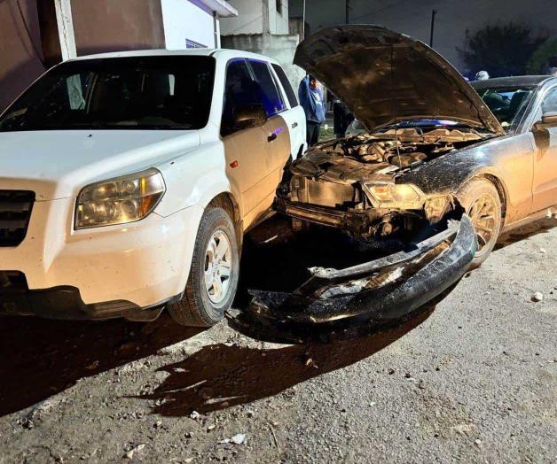Auto deportivo choca vehículos estacionados Auto deportivo choca vehículos estacionados