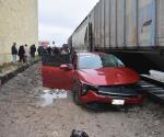 Auto es arrastrado por tren en Reynosa