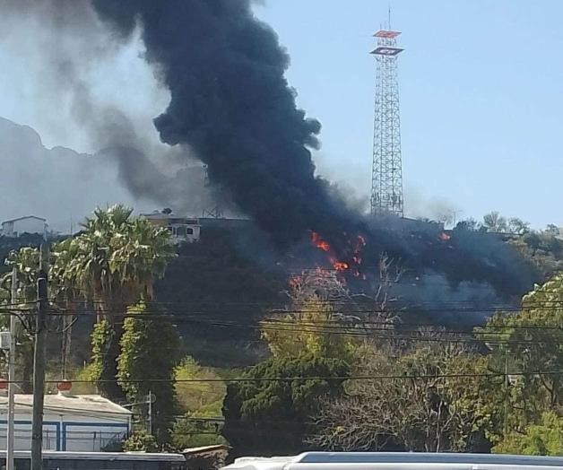 Incendio de basura y matorrales en cerro de Monterrey Incendio de basura y matorrales en cerro de Monterrey
