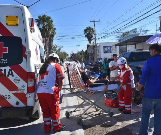 Choca a motociclista y lo proyecta contra camioneta Choca a motociclista y lo proyecta contra camioneta