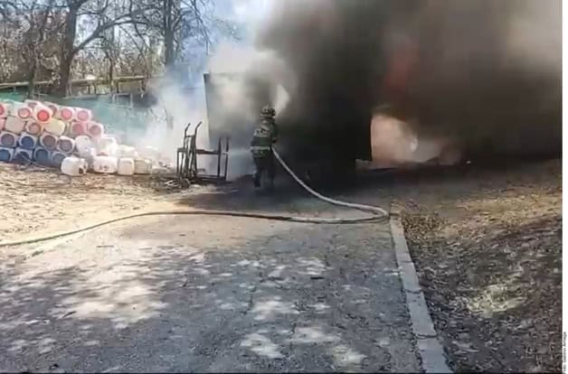 Incendio en contenedores de basura en Parque Fundidora, Monterrey Incendio en contenedores de basura en Parque Fundidora, Monterrey