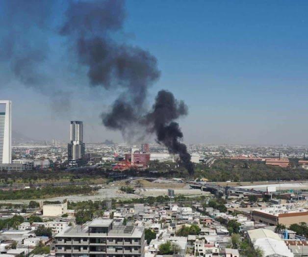 Incendio en contenedores de basura en Parque Fundidora, Monterrey Incendio en contenedores de basura en Parque Fundidora, Monterrey
