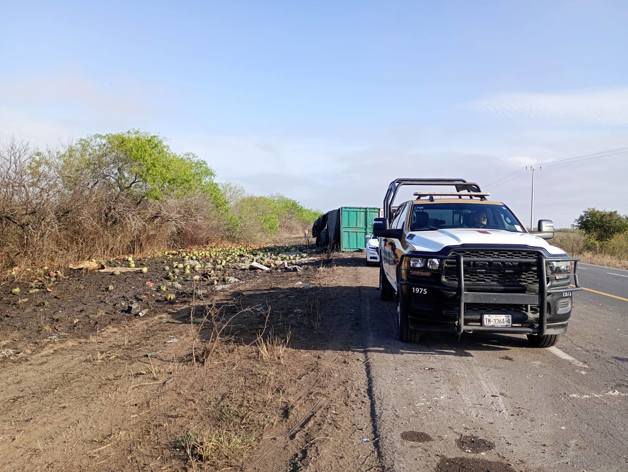 Volcadura de tractocamión obstruye Carretera Reynosa-San Fernando Volcadura de tractocamión obstruye Carretera Reynosa-San Fernando
