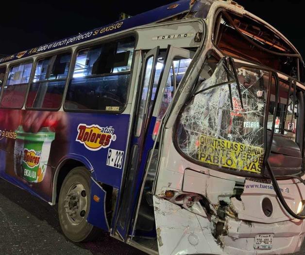 Choque de camiones deja 12 lesionados en Monterrey