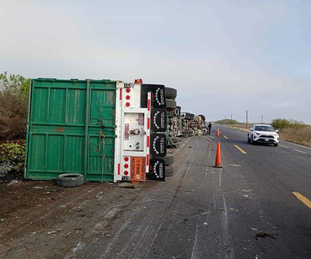Volcadura de tractocamión obstruye Carretera Reynosa-San Fernando Volcadura de tractocamión obstruye Carretera Reynosa-San Fernando