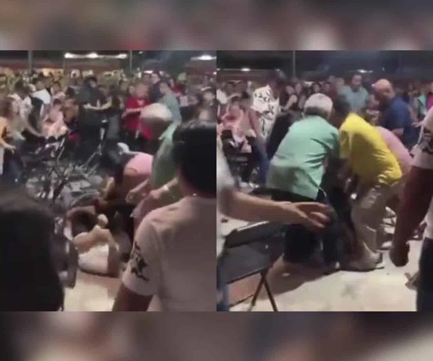 A golpes y sillazos, padres de familia pelean en evento escolar A golpes y sillazos, padres de familia pelean en evento escolar