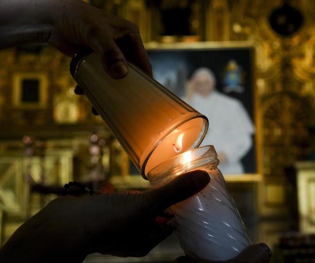 Papa recibe a su secretario de Estado; dice compartir sufrimiento de todos los enfermos