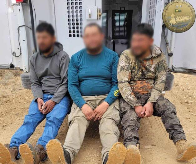 Caen tres migrantes: Ponen alfombra en botas para ocultar sus huellas