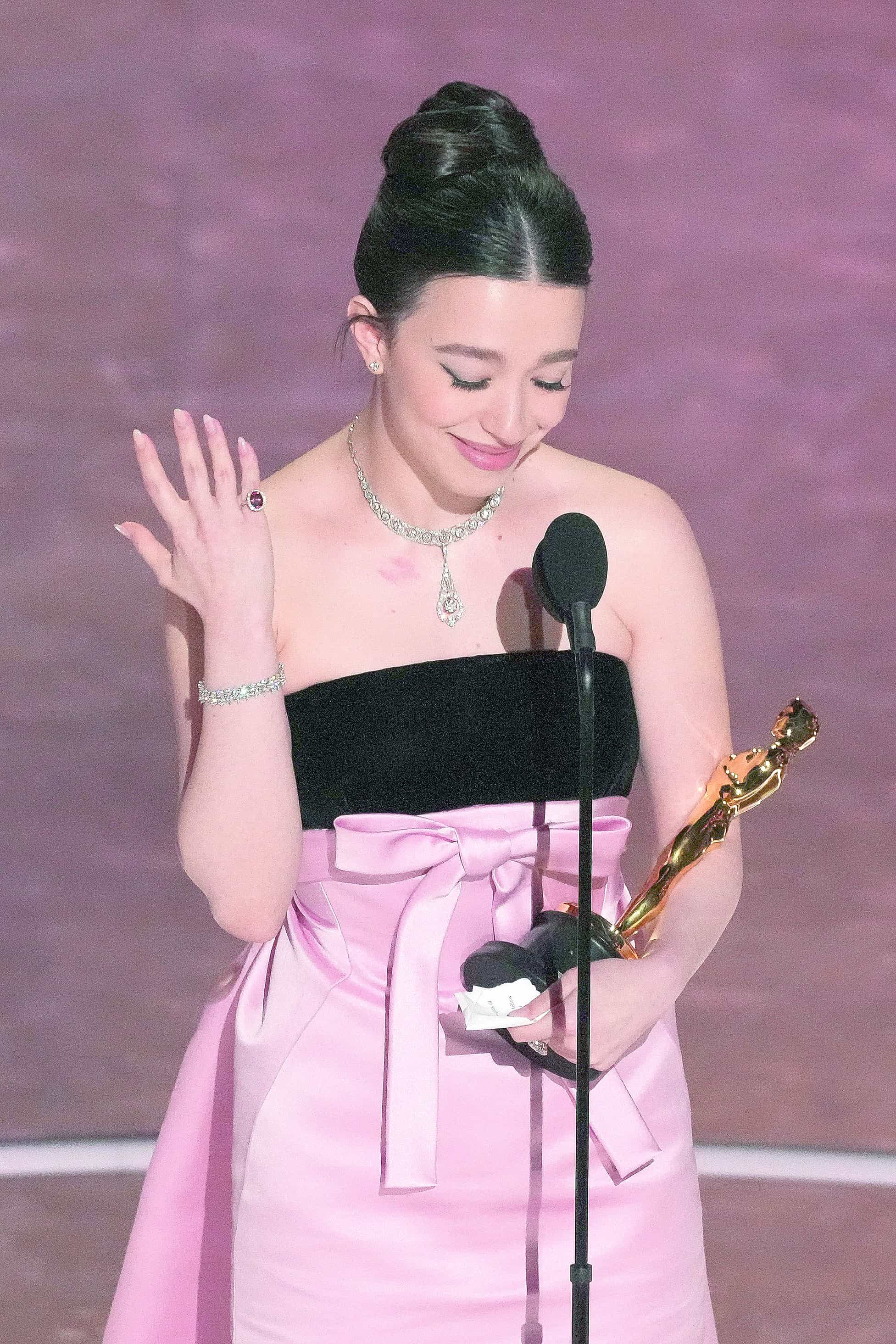 Mikey Madison recibe el premio a Mejor Actriz por ´Anora´.
