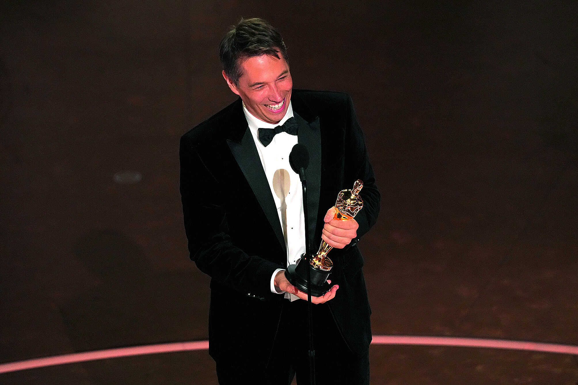 Sean Baker recibe el Oscar a la Mejor Dirección por ´Anora´.