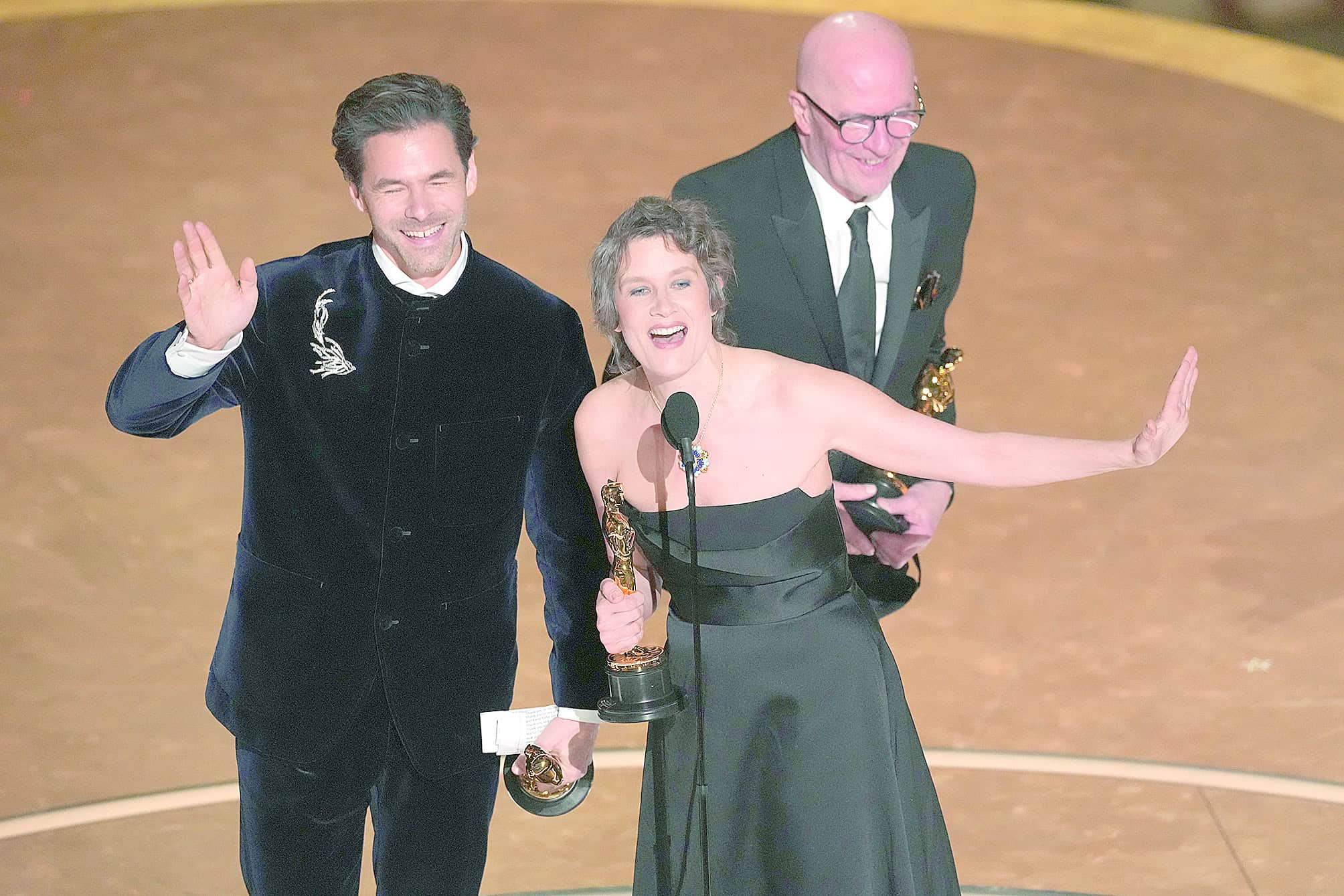 Clement Ducol, Camille y Jacques Audiard reciben premio a la Mejor Canción Original por ´El Mal´, de ´Emilia Pérez´.
