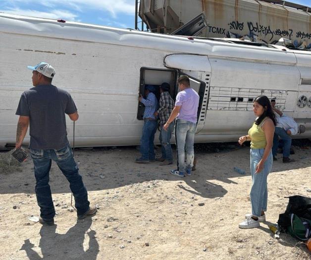 30 Lesionados en choque de tren con autobús en Coahuila