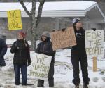 Manifestantes bloquean carreteras en vermont: Protestan multitudes contra Vance