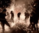 Pirotecnia incendia disfraces durante festividad en Hidalgo