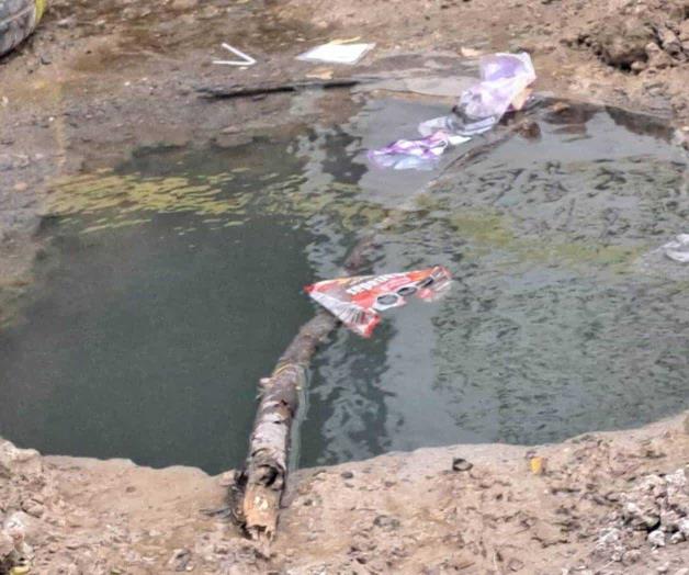 Falla reparación y siguen brotando aguas negras