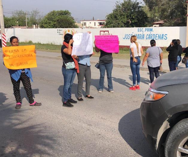 Protestan padres contra directora Protestan padres contra directora