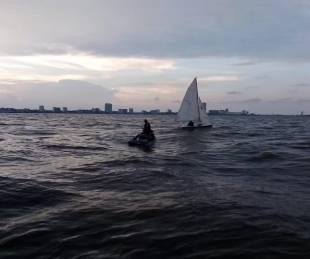 Rescatan a 3 tripulantes de un velero en puerto de Sinaloa