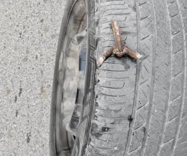 Autoridades tardan en retirar estos objetos: Cesan las balaceras y afloran ponchallantas Autoridades tardan en retirar estos objetos: Cesan las balaceras y afloran ponchallantas