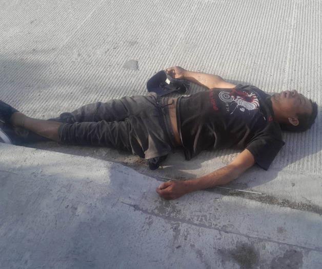 Yacía tirado y golpeado Yacía tirado y golpeado