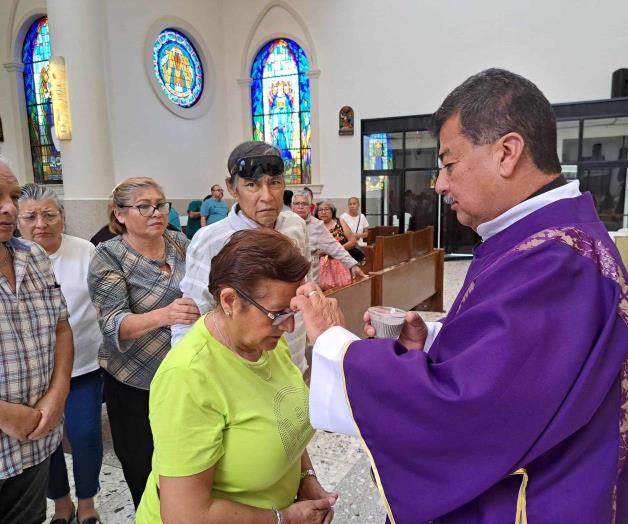 Acuden feligreses a imposición de ceniza Acuden feligreses a imposición de ceniza