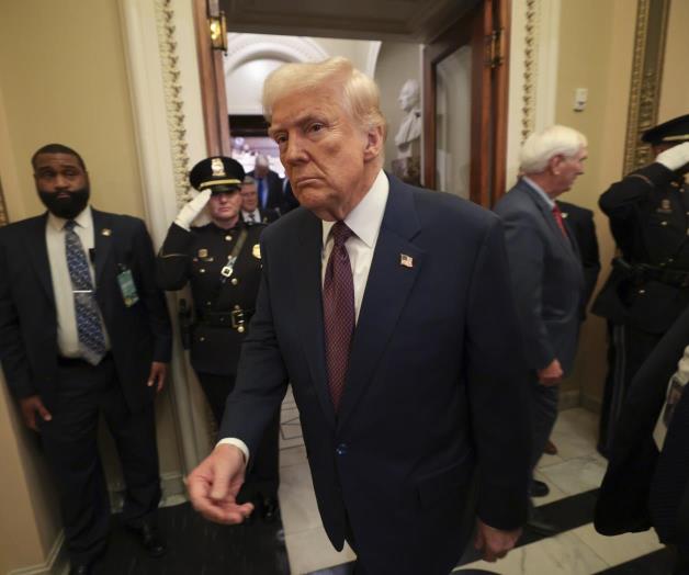 Aplaza Trump un mes aranceles a vehículos