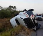 Volcadura de tractocamión causa cierre de Carretera Federal 85