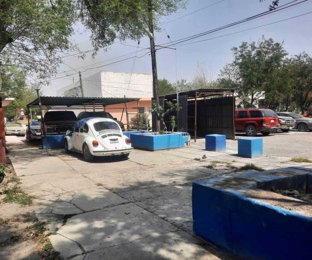 Recortan áreas verdes para poner estacionamiento Recortan áreas verdes para poner estacionamiento