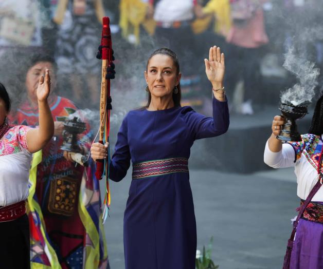 Claudia Sheinbaum recibe el Bastón de Mando de mujeres indígenas en el 8M Claudia Sheinbaum recibe el Bastón de Mando de mujeres indígenas en el 8M