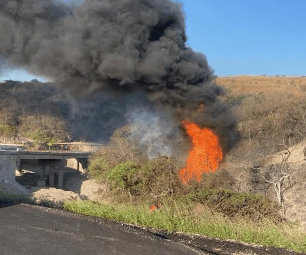 Controlan incendio en ducto de Pemex de la refinería de Salina Cruz