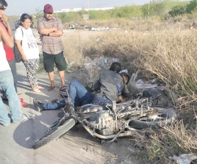 Se impacta motociclista contra una camioneta Se impacta motociclista contra una camioneta