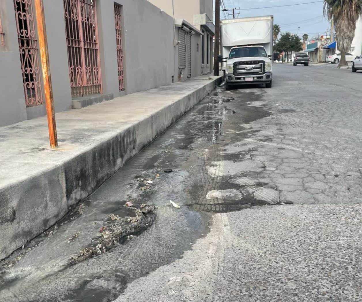 Reportan fuga de aguas negras en la Rodríguez