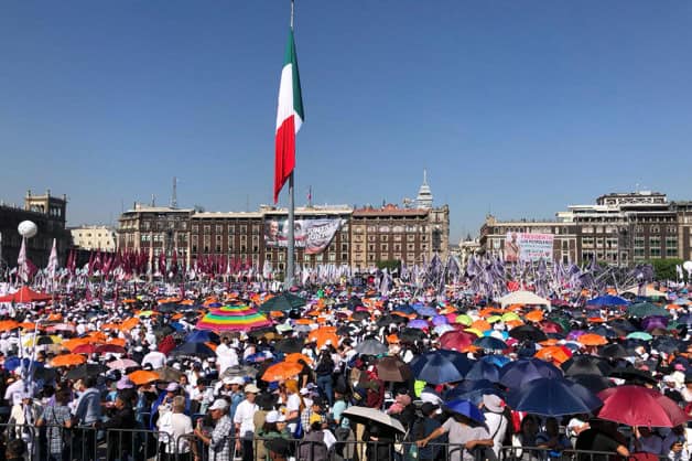 Asistentes llegan a asamblea informativa de Claudia Sheinbaum en Zócalo de la CDMX Asistentes llegan a asamblea informativa de Claudia Sheinbaum en Zócalo de la CDMX