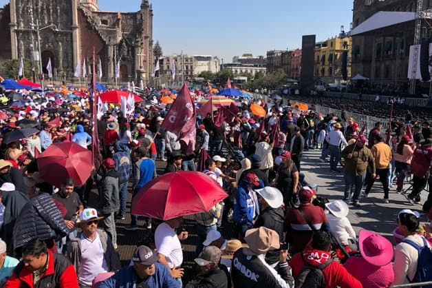 Asistentes llegan a asamblea informativa de Claudia Sheinbaum en Zócalo de la CDMX Asistentes llegan a asamblea informativa de Claudia Sheinbaum en Zócalo de la CDMX