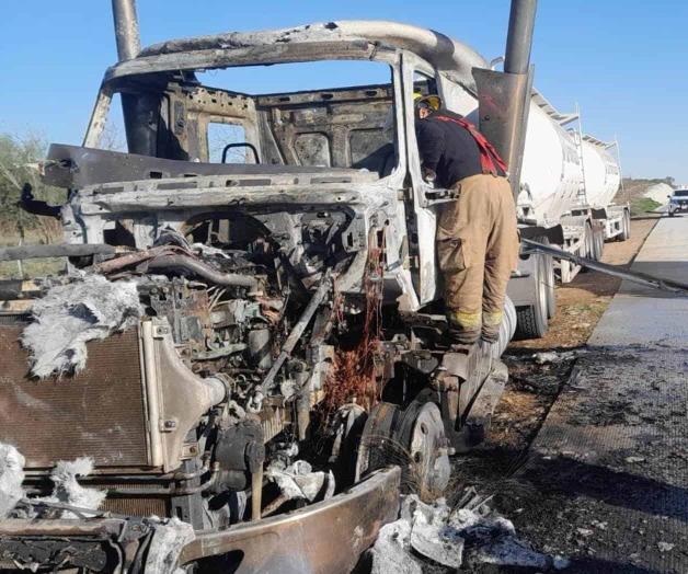Incendio de tráiler en carretera de Cadereyta Incendio de tráiler en carretera de Cadereyta