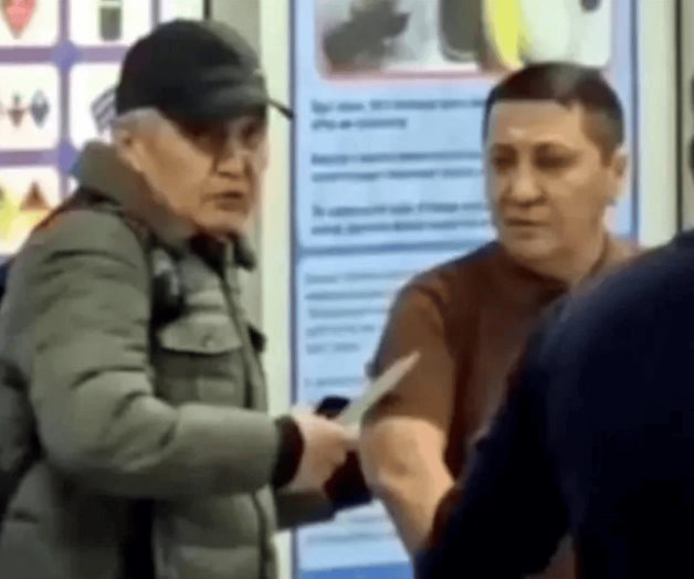 Salva ex boxeador a mujer y desarma a su atacante
