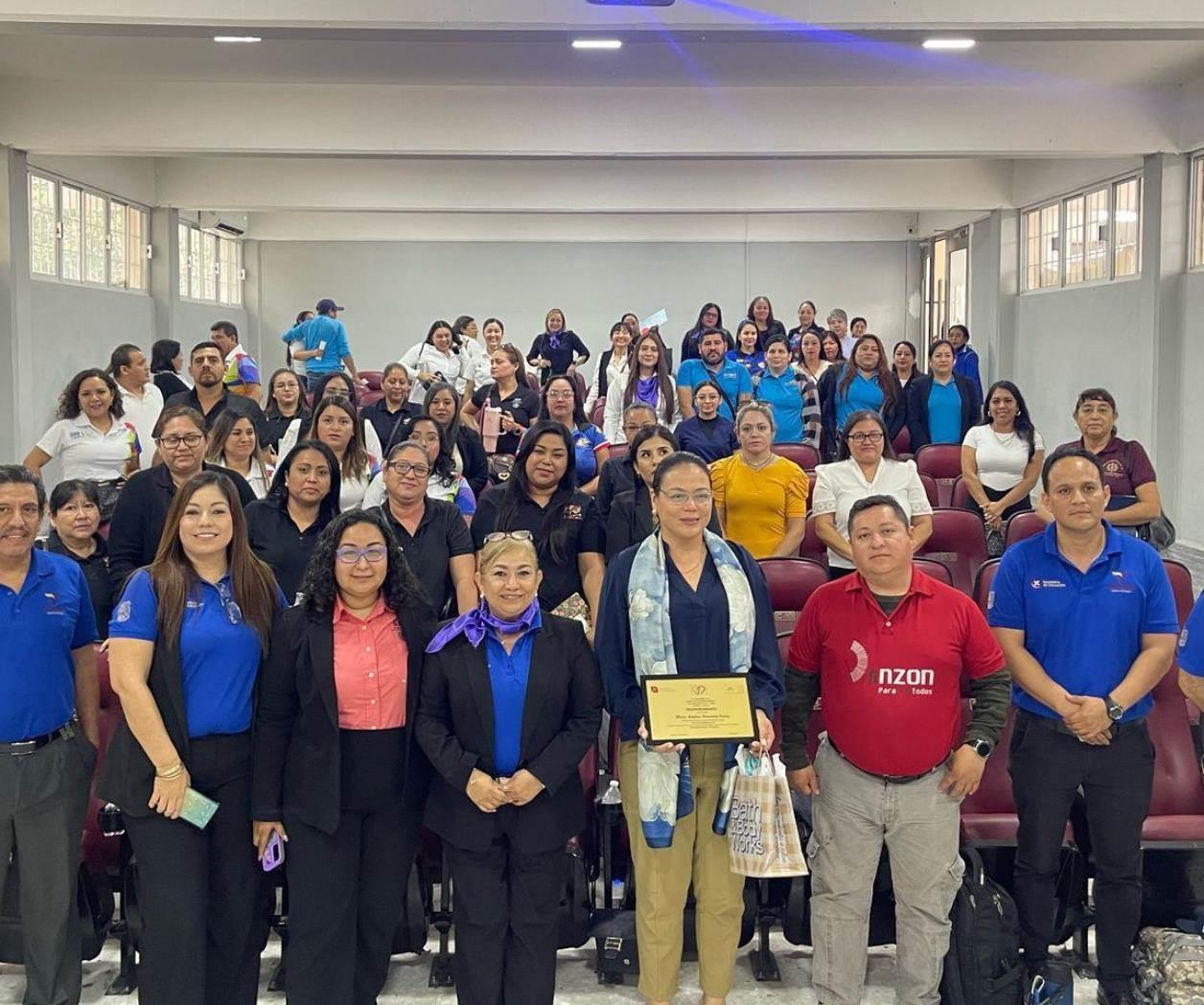 Capacitan a maestros en manejo del autismo