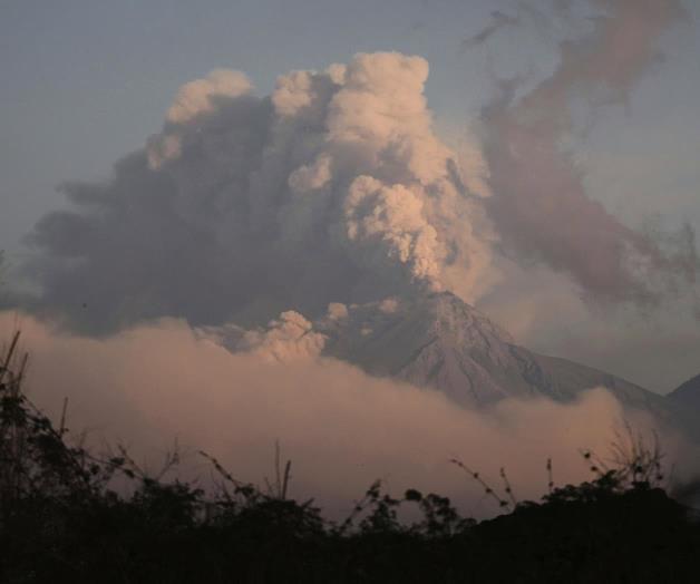 Volcán de Fuego en Guatemala hace erupción y obliga a la evacuación de más de 200 familias