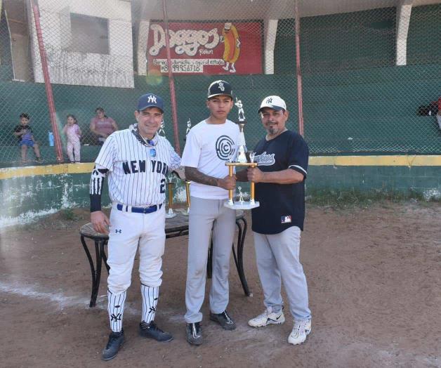 Realizan su ceremonia de premiación en la Liga de Softbol Aztlán
