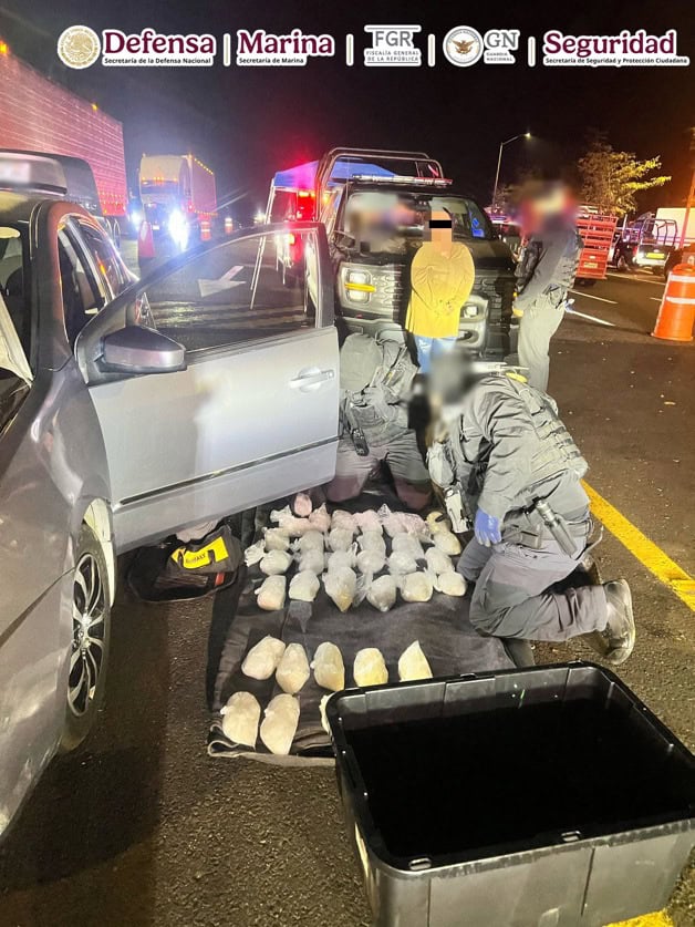 Detienen a dos con 215 bolsas de metanfetamina en Sinaloa
