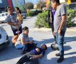 Embisten a menor motociclista en el centro comercial