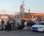 Motociclista derrapa y choca contra vehículo