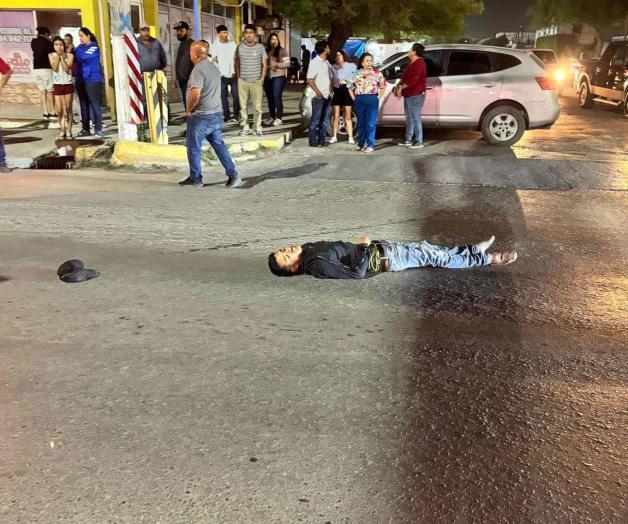 Motociclista grave después de chocar contra un vehículo Motociclista grave después de chocar contra un vehículo